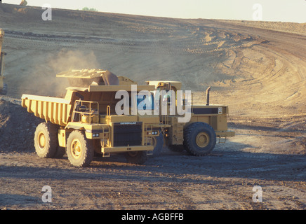 Camion hors route Caterpillar chargeuse Cat et à une carrière ou construction site Banque D'Images
