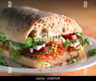 Sandwich Ciabatta avec jambon de parme et salade Banque D'Images