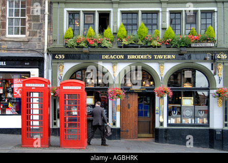 Lits Cabines téléphoniques rouges sur Royal Mile Ecosse Grande-Bretagne Banque D'Images