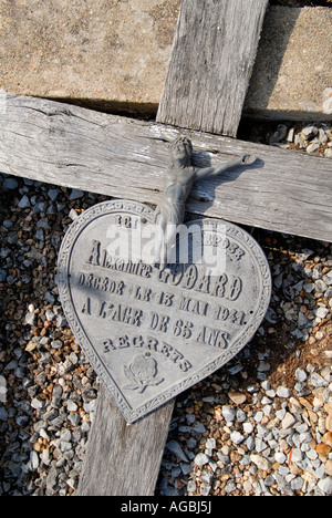 Crucifix sur tombe, Bridore, Indre, France. Banque D'Images