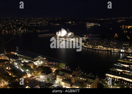 Antenne de haut niveau vue oblique au crépuscule ou la nuit tombée de Circular Quay et l'Opéra de Sydney en Nouvelle Galles du Sud , Austral Banque D'Images