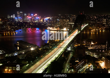 Antenne de haut niveau vue oblique au crépuscule ou la nuit tombée du Pont du Port de Sydney en Nouvelle Galles du sud , Australie Banque D'Images