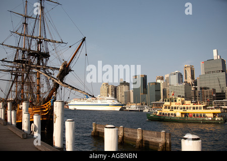 James Caird avec ferry et bateau à voile de croisière Pacific Sun à Darling Harbour Sydney NSW Australie Nouvelle Galles du Sud Banque D'Images