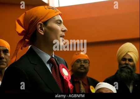 S du travail des Affaires étrangères David Miliband, traite de la membres de la Gurdwara à Havelock Road pendant le travail s'élection par wit Banque D'Images