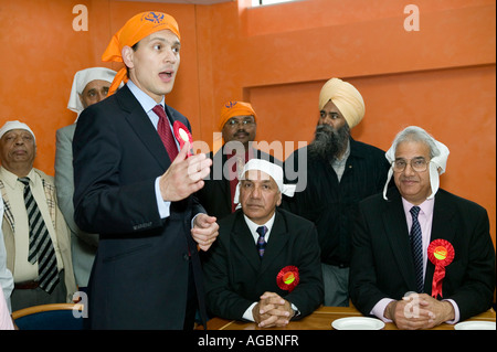 Travail des Affaires étrangères David Miliband, traite de la membres de la Gurdwara à Havelock Road pendant le travail s'élection par wit Banque D'Images