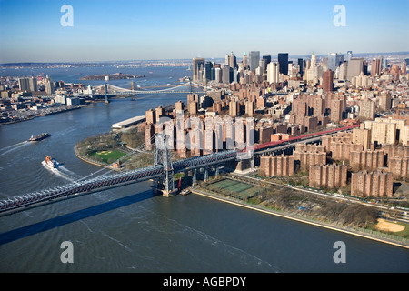 Vue aérienne de la ville de New York avec le pont de Williamsburg Brooklyn et Manhattan bridges en arrière-plan et vue de l'homme est inférieur Banque D'Images