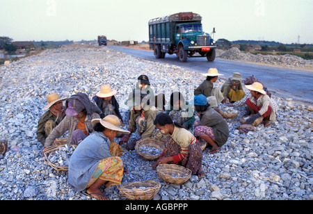 Le Myanmar, Yangon, pour la collecte des pierres pour la construction de l'autoroute Banque D'Images