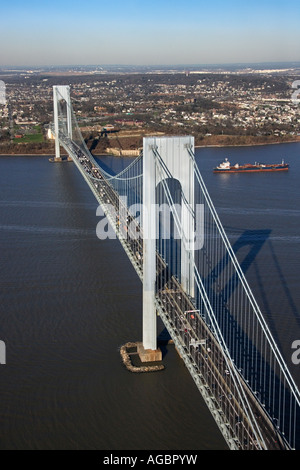 Vue aérienne de New York City s Verrazano Bridge s étroit avec navire-citerne dans l'eau Banque D'Images