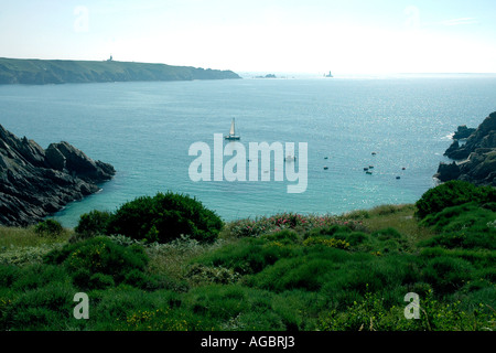 Près de la pointe de la Pointe du Van Finistère en Bretagne sur un petit port de la côte s'étire au-dessous des falaises Banque D'Images