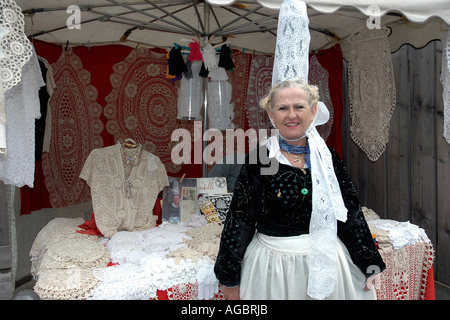 À côté de son étal, Quimper une femme bretonne dentelle vente porte la coiffe blanche haute une fois portés par les femmes du pays bigouden' Banque D'Images