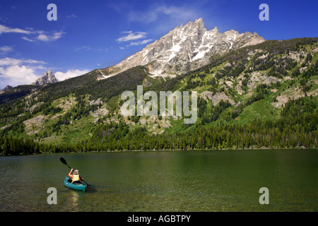 Un visiteur du kayak sur le lac Jenny Parc National de Grand Teton Wyoming MR Banque D'Images