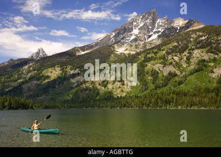 Un visiteur du kayak sur le lac Jenny Parc National de Grand Teton Wyoming MR Banque D'Images