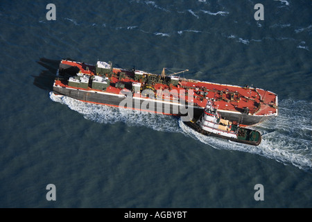 Vue aérienne de tugboat pushing tanker Banque D'Images