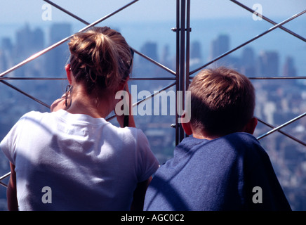 Deux adolescents regardant le ciel de New York à partir de la plate-forme d'observation en haut de l'Empire State Building Banque D'Images