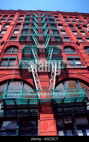 Une évacuation de fer peint en vert sur un bâtiment rouge dans la petite Italie New York City typique des bâtiments de la région Banque D'Images