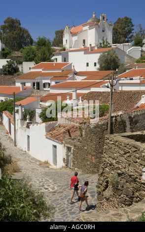 L'Est de l'Algarve, Alcoutim, Tourist Couple Explorer rues du Village Banque D'Images