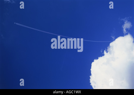 Jet Stream venant de nuage blanc contre le ciel bleu Banque D'Images