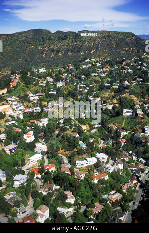 Vue aérienne de la colline exclusive homes ci-dessous panneau Hollywood à Hollywood Hills le long de la base des montagnes de Santa Monica en Californie Banque D'Images