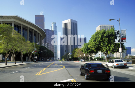 Los Angeles downtown financial district avec Music Centre gauche et centre civique Banque D'Images