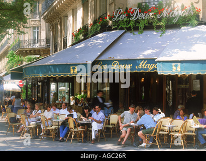 Café Les Deux Magots sur Boulevard St Germain à Paris, France Banque D'Images