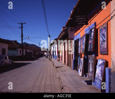 Rue coloniale espagnole avec des illustrations affichées sur la paroi d'un immeuble à San Cristobal de las Casas, Chiapas, Mexique Banque D'Images