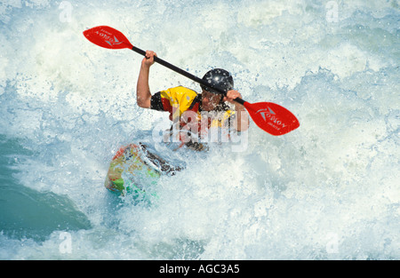 Les jeunes kayakistes sur la rivière Isar à Munich Bavaria Allemagne M. Nr 0002 Banque D'Images