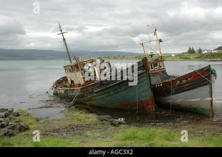 Les chalutiers de pêche abandonnés sur l'île de Mull Banque D'Images