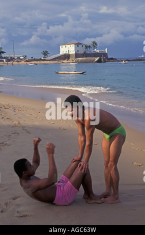 Brésil, Salvador de Bahia, des jeunes hommes exerçant sur la plage Banque D'Images
