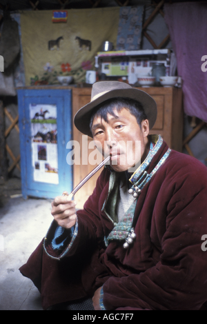 Une cigarette à l'intérieur de l'homme de Mongolie un ger yourte Mongolie Extérieure Banque D'Images