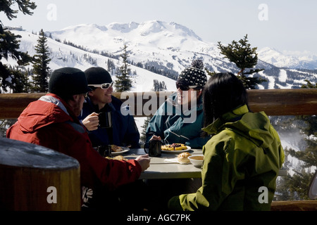 Les skieurs de déjeuner à Whistler British Columbia canada Banque D'Images