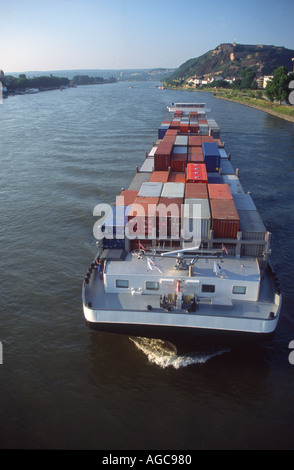 Un chaland chargé de conteneurs sur le Rhin à Coblence ou Coblence Allemagne Banque D'Images