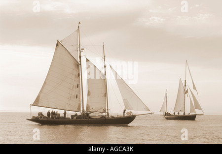 Image sépia de la restauré construit en 1909 gaff rigged Hoshi goélette sous voiles en mer calme Banque D'Images