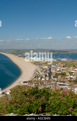 Vue sur plage de Chesil et le port de Portland de Portland, à la Banque D'Images