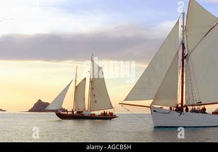 Le restauré construit en 1909 gaff rigged gauche Hoshi goélette sous voiles en mer calme Banque D'Images