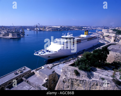 Bateau de croisière dans le Grand Port, La Valette, Malte Banque D'Images