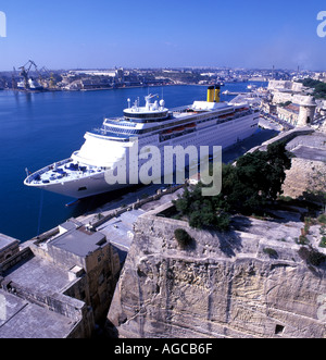 Bateau de croisière dans le Grand Port, La Valette, Malte Banque D'Images