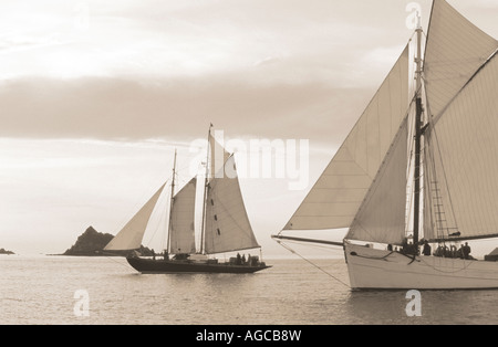 Image sépia de la restauré construit en 1909 gaff rigged gauche Hoshi goélette sous voiles en mer calme Banque D'Images