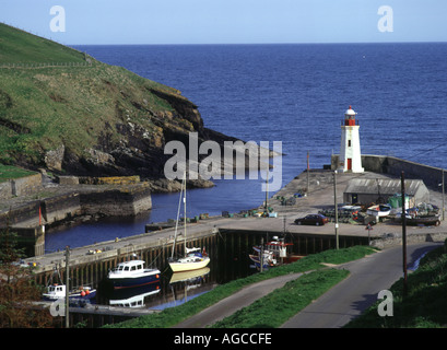 Dh CUBA CAITHNESS lighthouse tower bateaux à quai du port quai quai beacon Ecosse Banque D'Images