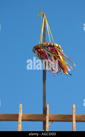 Couronne la couronne ornée de poutres pour la garniture de cérémonie sur la maison nouvellement construite en Rhénanie du Nord-Westphalie, Allemagne Banque D'Images