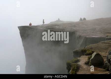 Ce qu'on appelle le sermon Preikestolen (président) dans le sud de la Norvège couverts dans le brouillard Banque D'Images