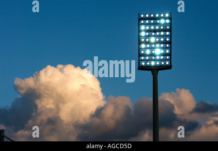 Mât de projecteur d'un stade à l'encontre de ciel du soir Banque D'Images