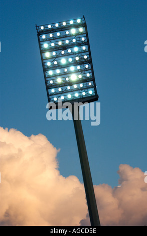 Mât de projecteur d'un stade à l'encontre de ciel du soir Banque D'Images