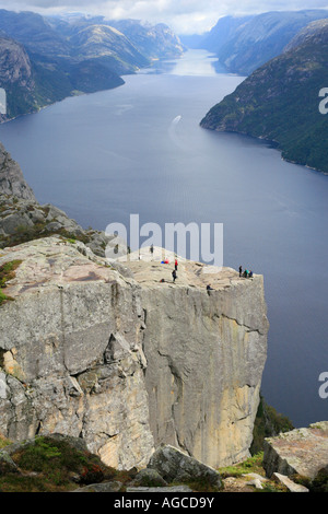 Ce qu'on appelle le sermon Preikestolen (président) s'élevant au-dessus de Lysefjord dans le sud de la Norvège Banque D'Images