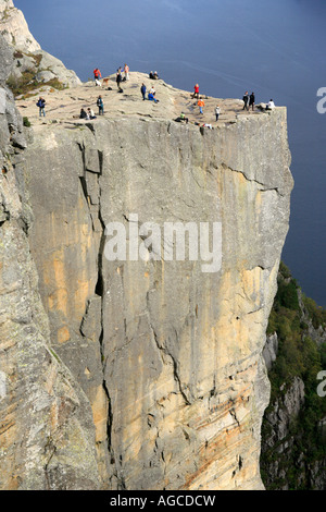Ce qu'on appelle le sermon Preikestolen (président) s'élevant au-dessus de Lysefjord dans le sud de la Norvège Banque D'Images