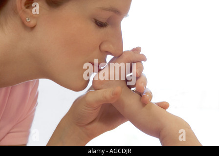 Close-up of mother kissing infant's foot Banque D'Images