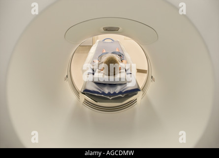 Jeune garçon ayant CAT scanner à l'hôpital suite à balayage Banque D'Images