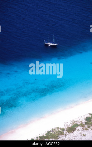 Vue aérienne de yacht à l'ancre près de la plage de Klein Curaçao, Antilles néerlandaises Banque D'Images