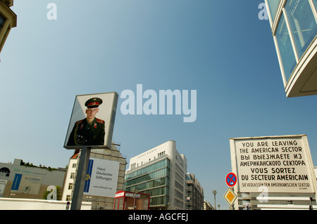 Les forces alliées check point charlie est de Berlin Friedrichstrasse Banque D'Images