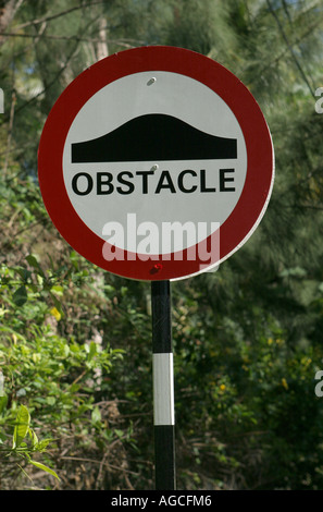 Obstacle Sign Post sur une route à Grand Baie, Ile Maurice Banque D'Images