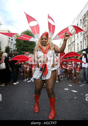 Une dame noire bien bâti vêtu d'un costume coloré et prendre part au défilé au carnaval de Notting Hill, l'année 2007. Banque D'Images